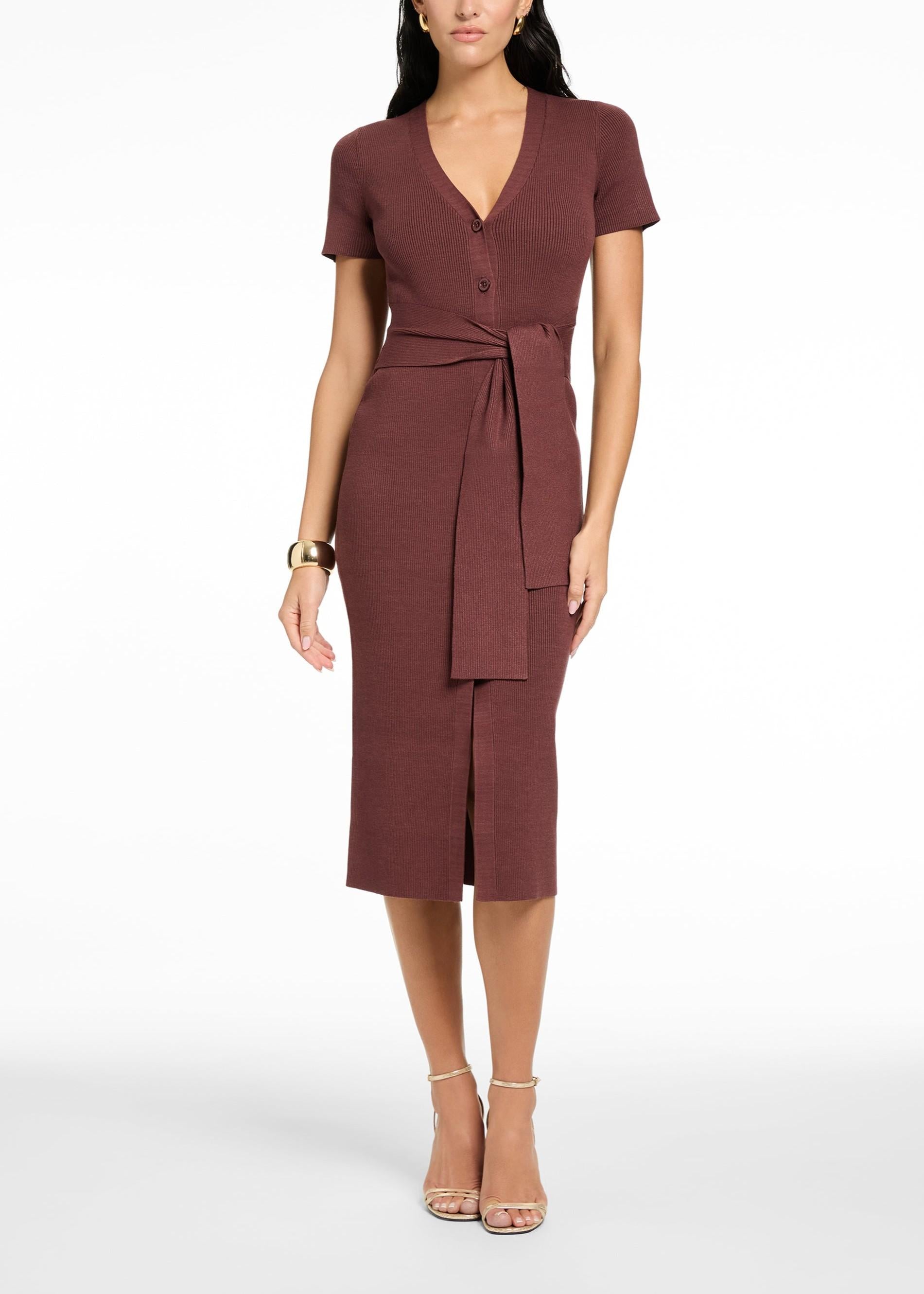 Abito midi marrone in maglia a maniche corte con nodo TR6907K018DEEP SPICE TOCCIN