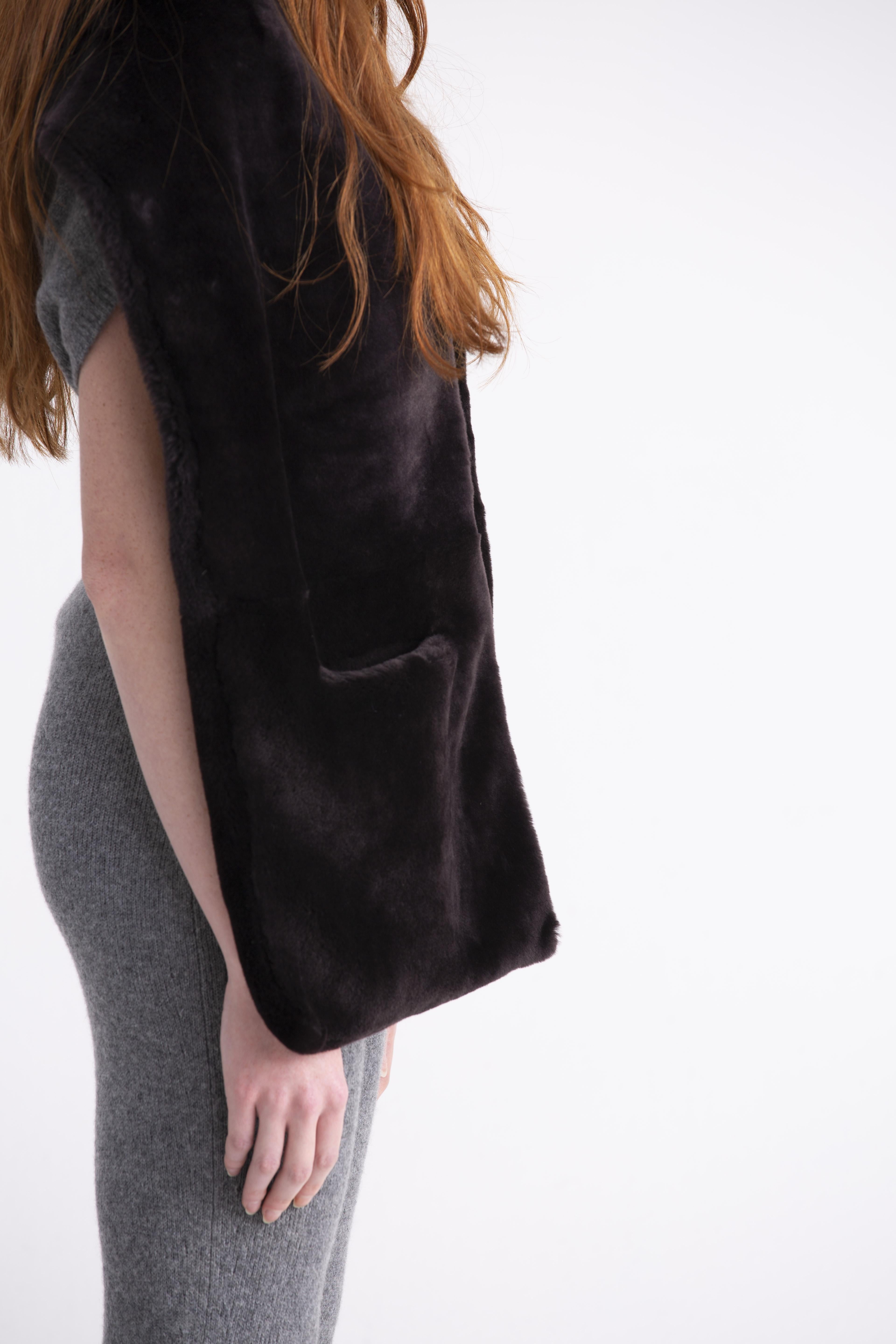 Poncho in shearling con tasche color testa di moro SC01NERO GENTE