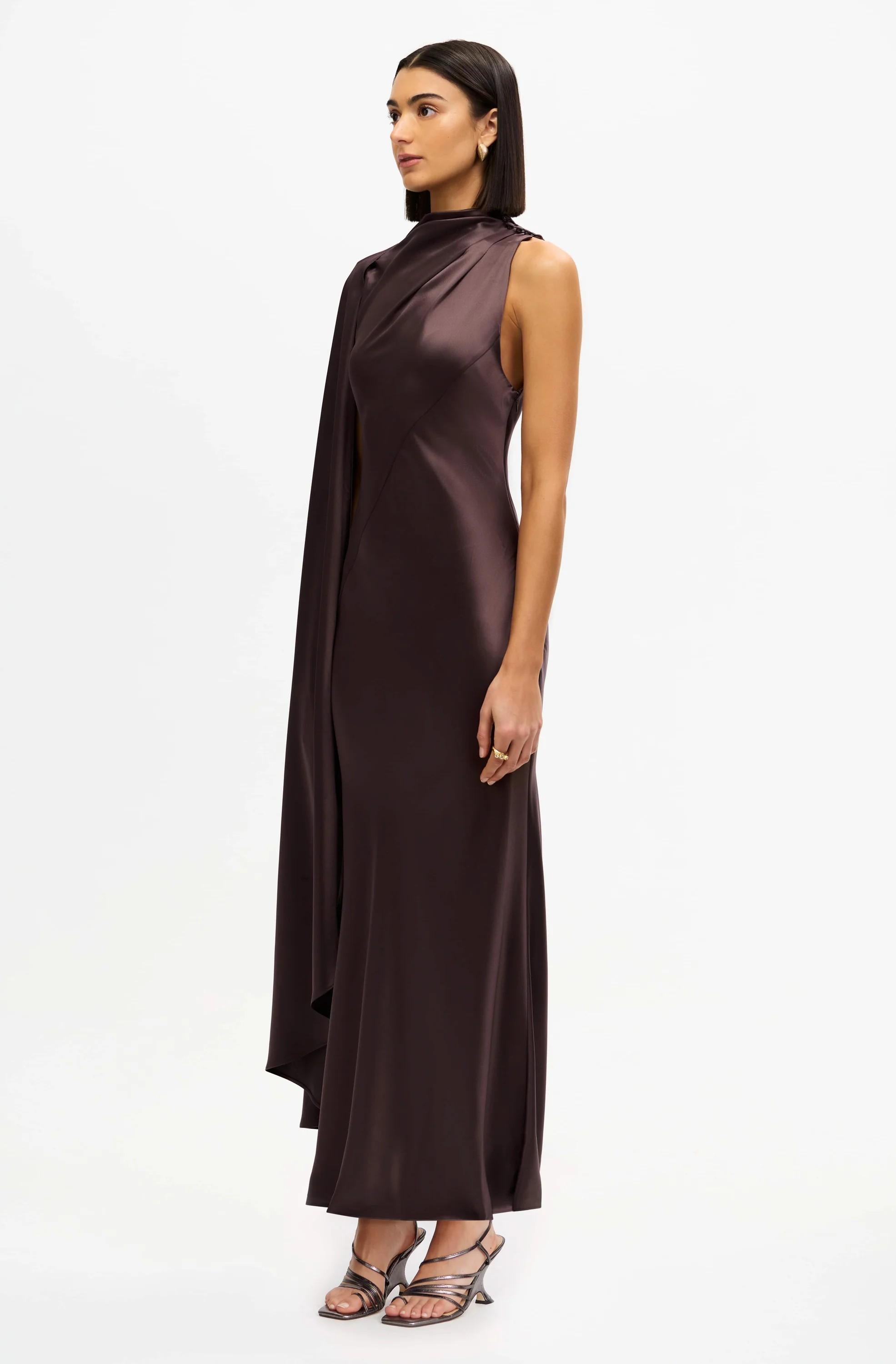 Abito lungo marrone in raso con manica a mantella AD2510219DCOCOA ACLER