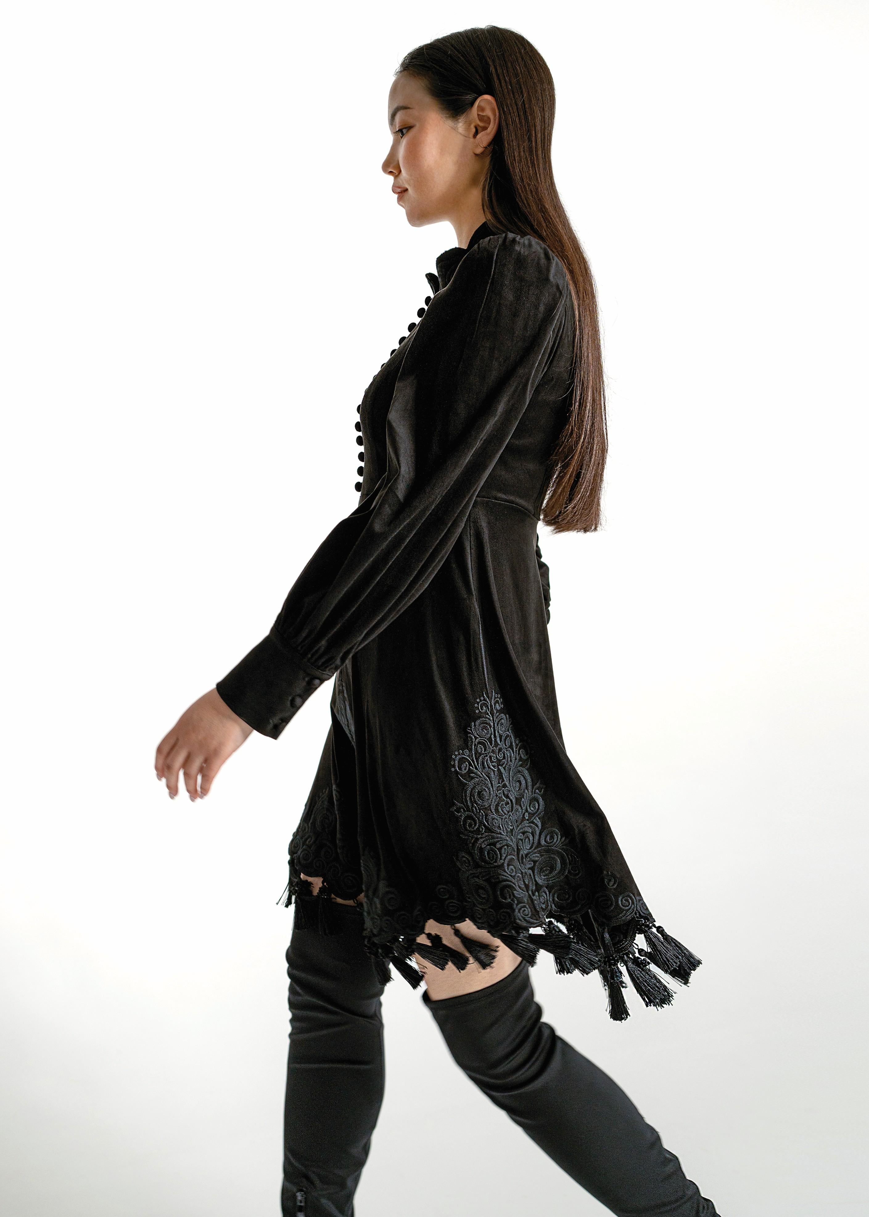 Abito corto nero con collo montano e dettagli in pizzo A25FWAB10BLACK AMOSA