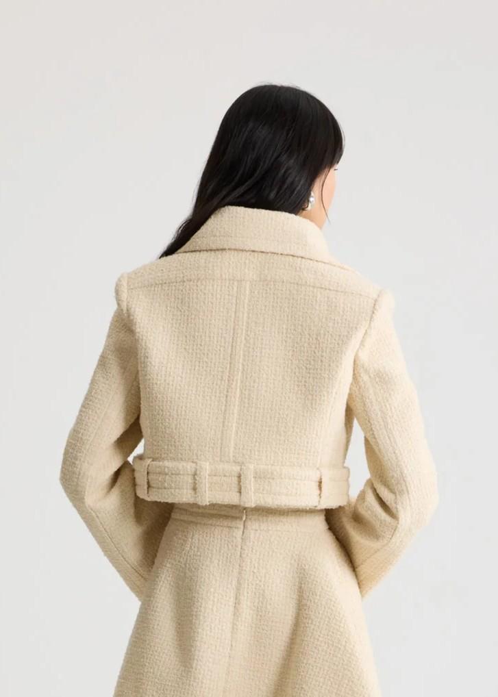 Giacca corta panna con cintura in tweed di misto lana sostenibile JA0630223097C PATOU