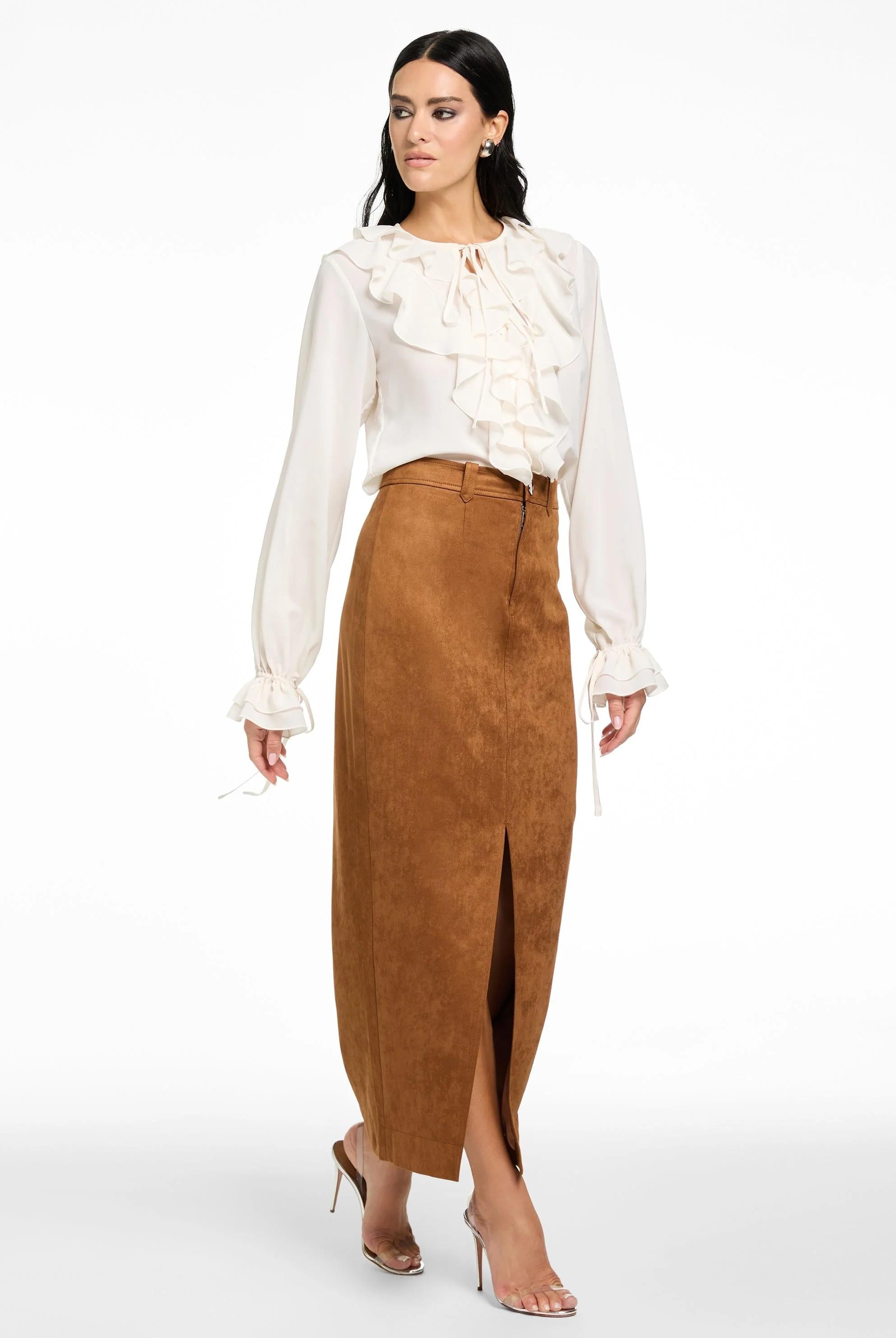 Camicia bianca a maniche lunghe con volant TR6514T093IVORY TOCCIN