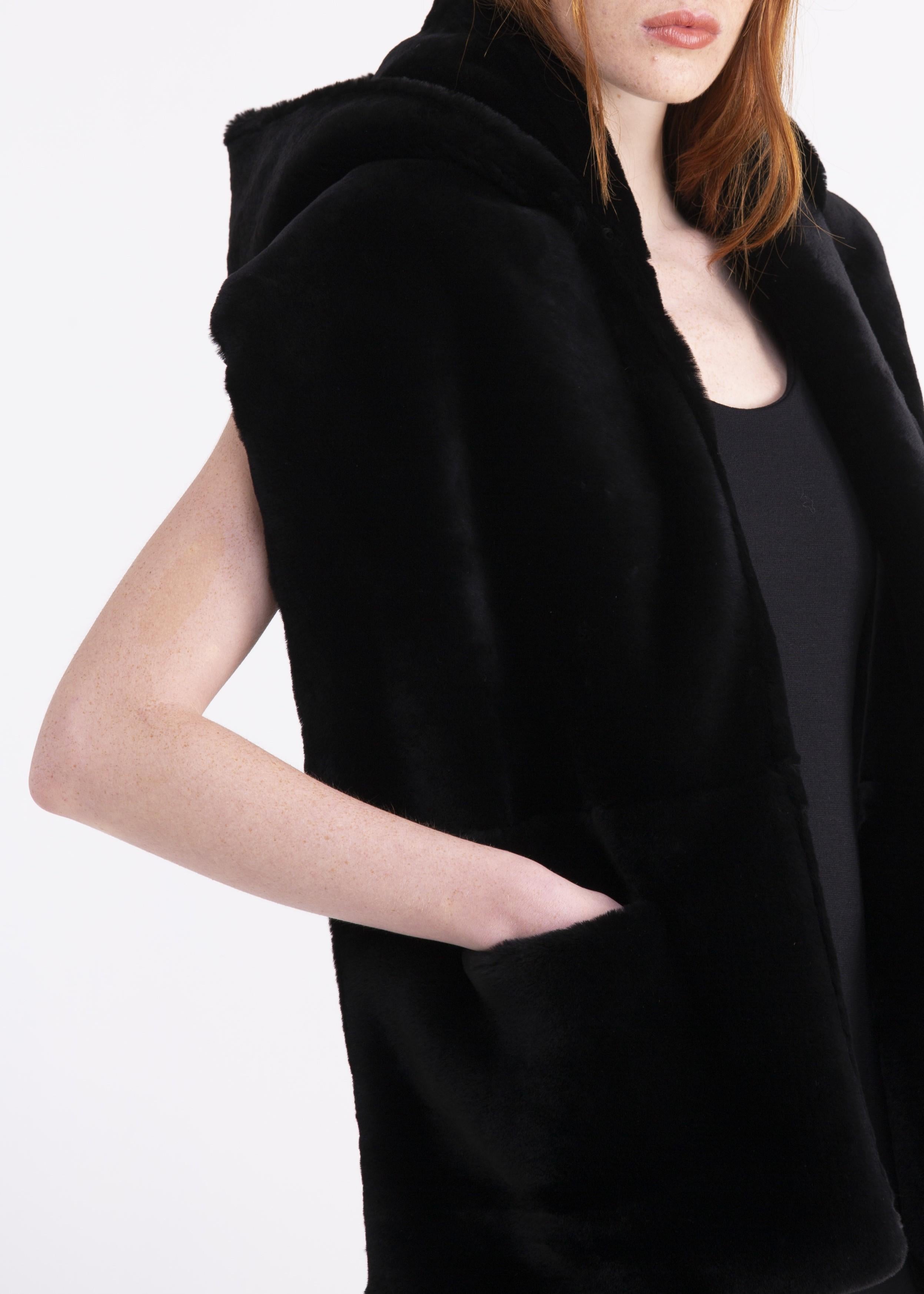 Poncho in shearling nero con cappuccio e tasche SC02NERO GENTE