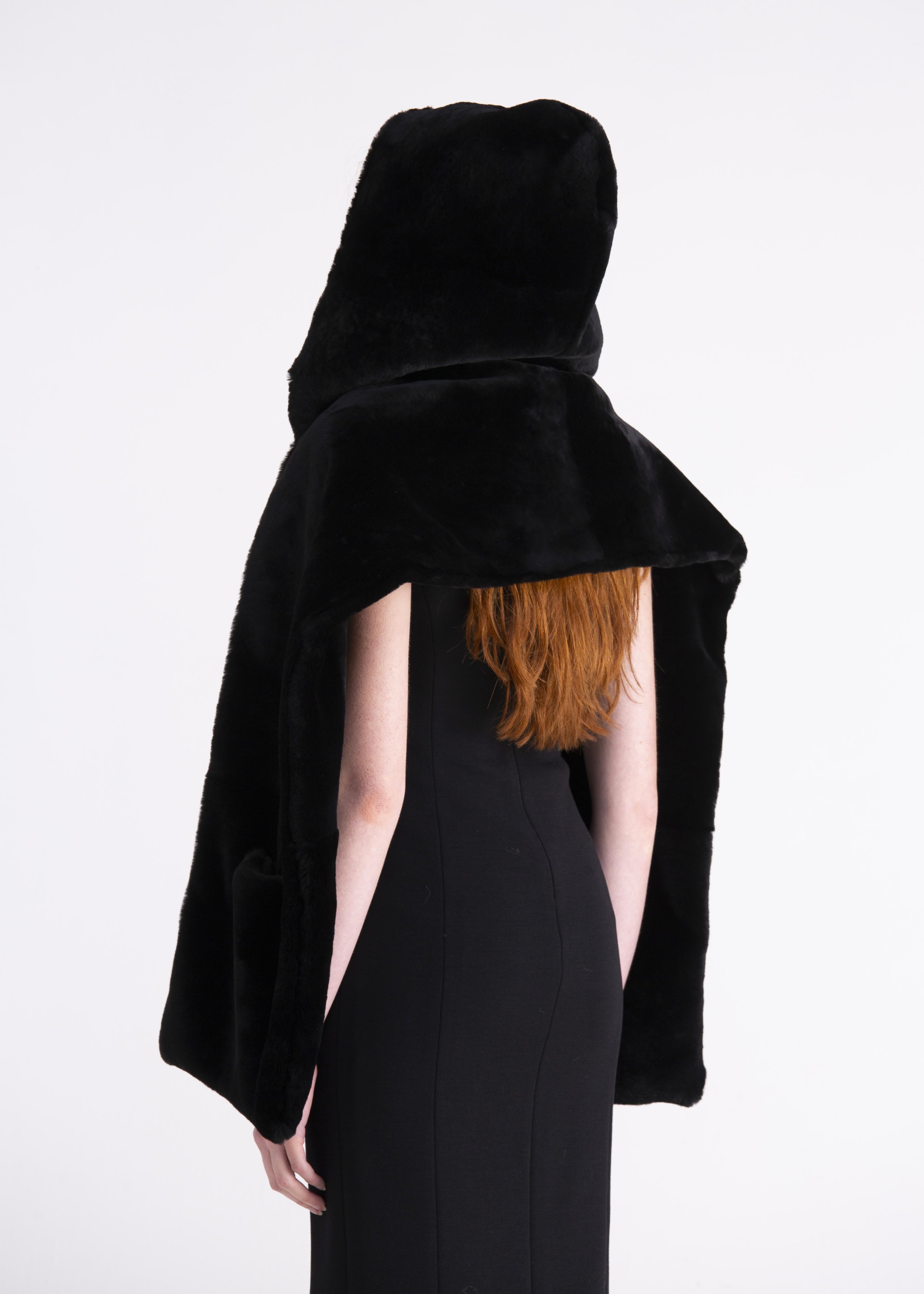 Poncho in shearling nero con cappuccio e tasche SC02NERO GENTE