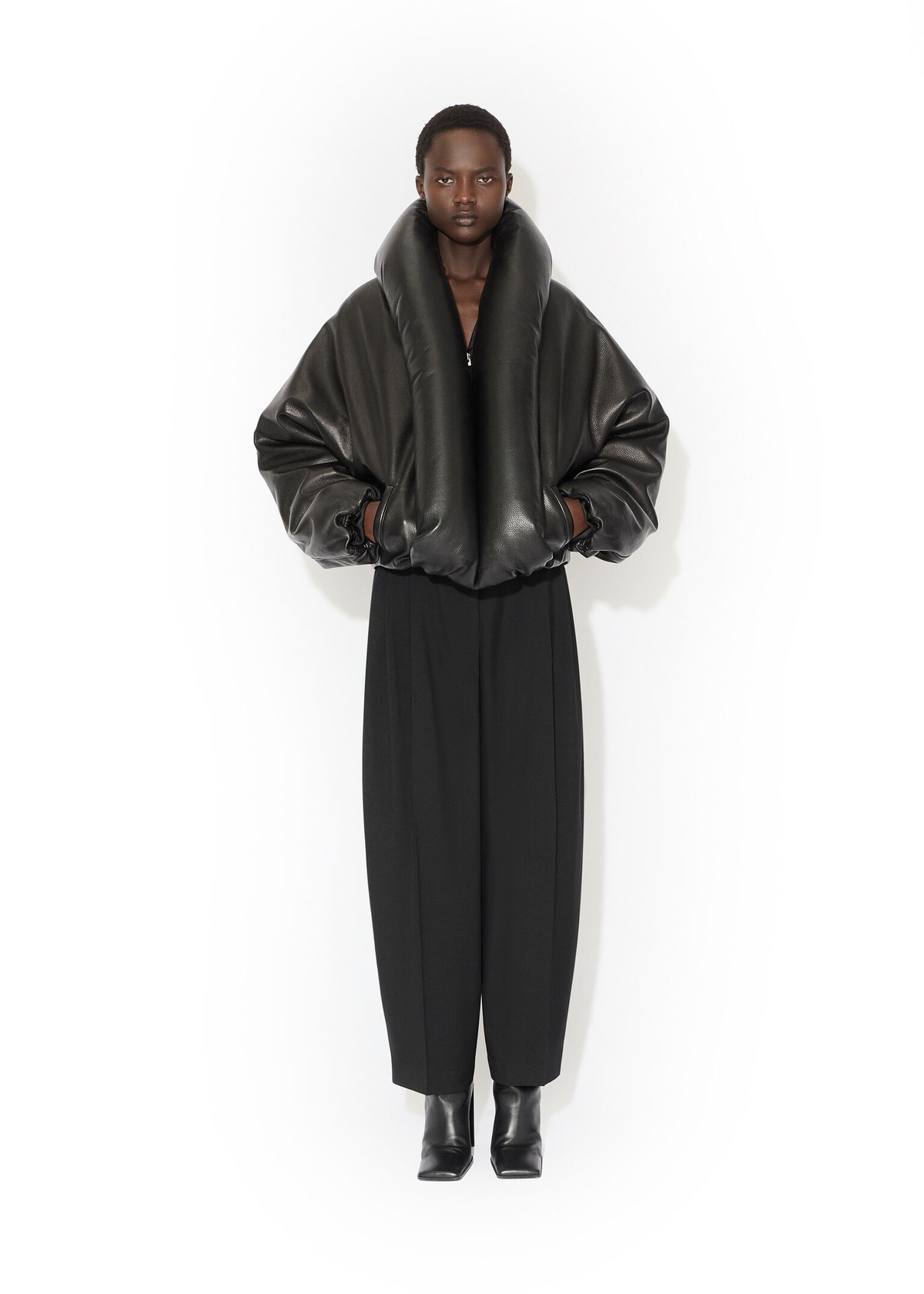 Bomber imbottito in pelle d'agnello nero AA9V1163L024B995 ALAÏA