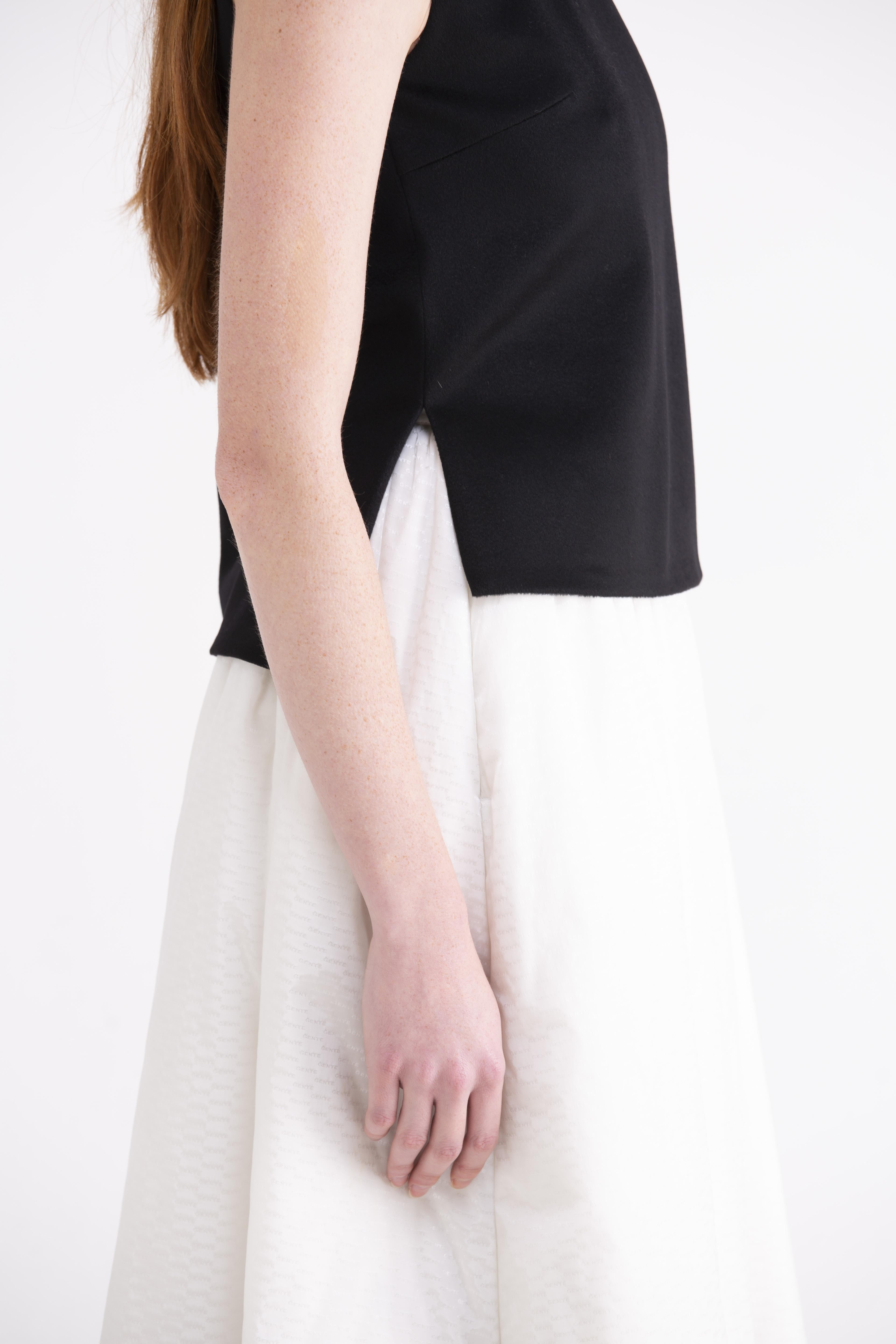 Top smanicato nero con scollatura ovale TP01ROA1030999 GENTE