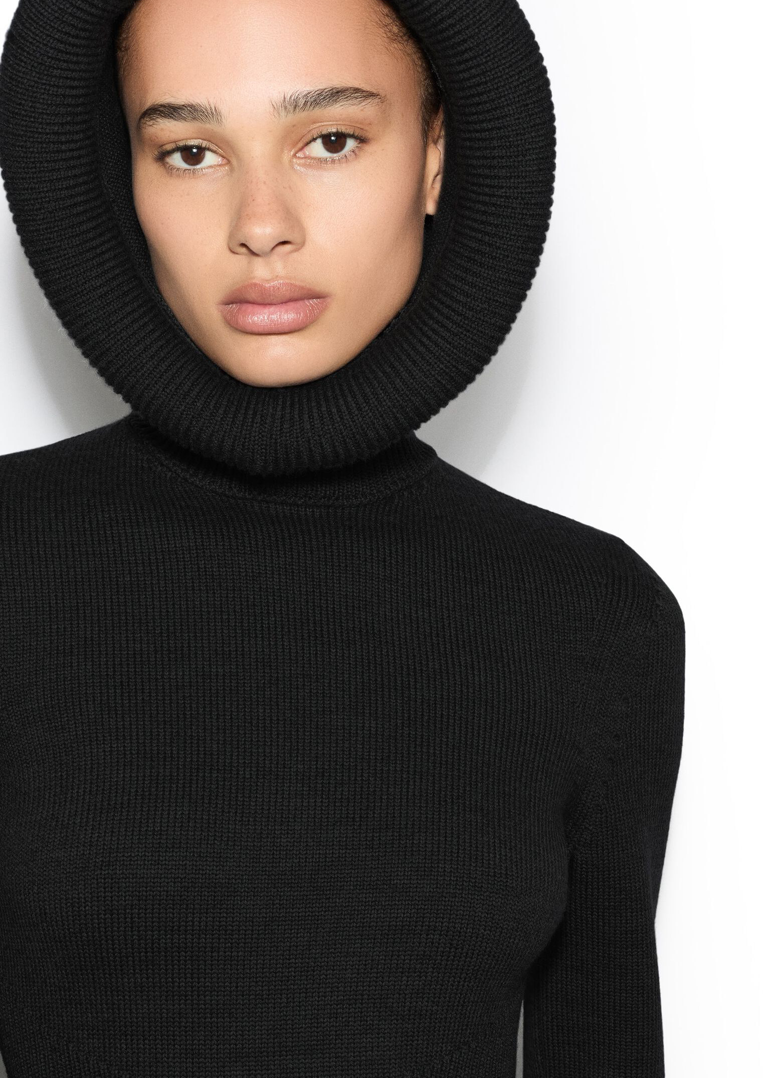 Pullover con cappuccio scultoreo in maglia nero AA9G0071K133B995 ALAÏA