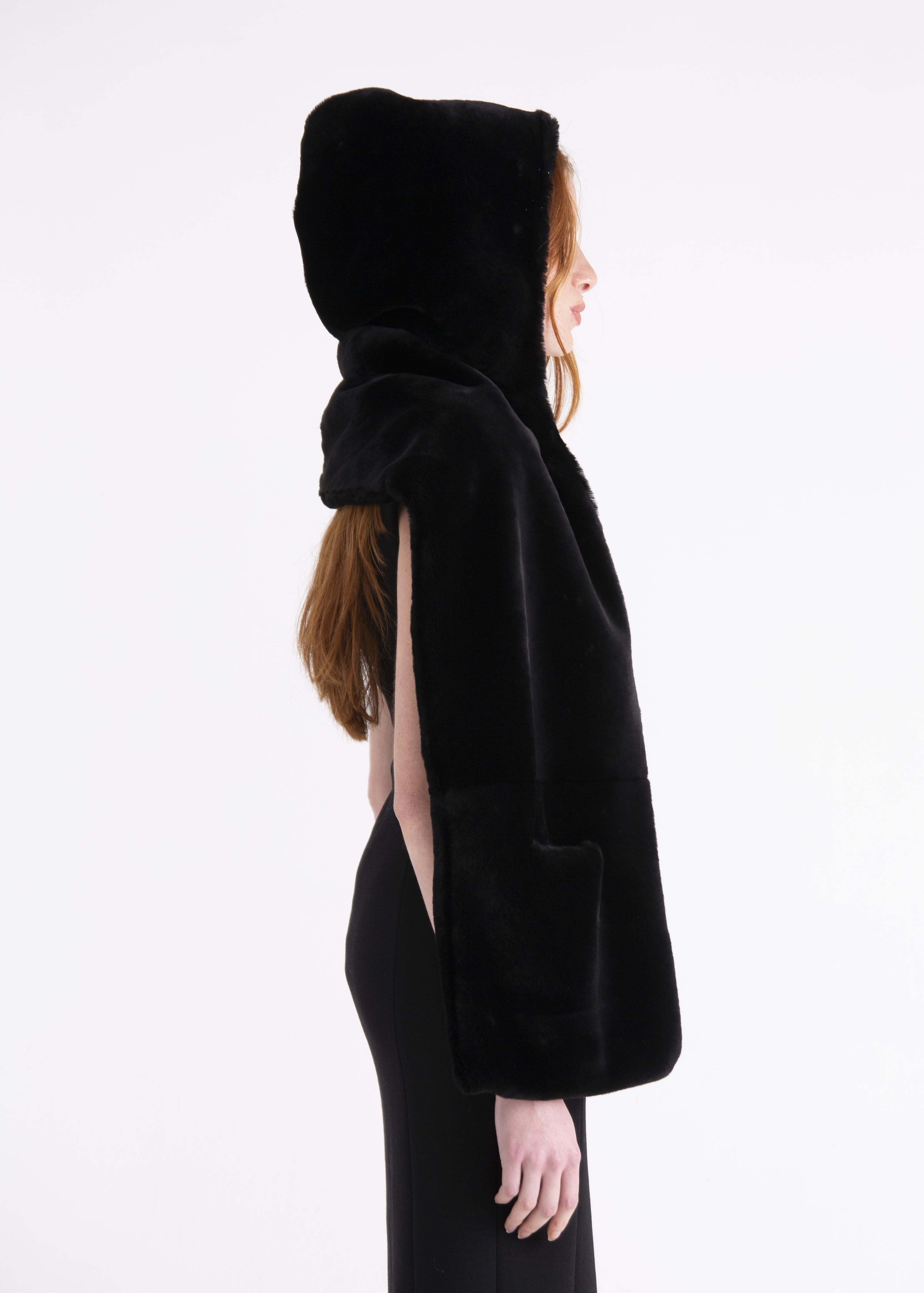 Poncho in shearling nero con cappuccio e tasche SC02NERO GENTE