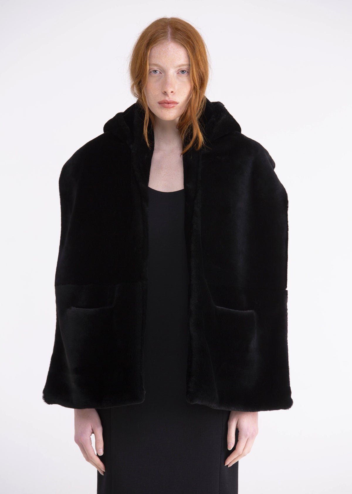 Poncho in shearling nero con cappuccio e tasche SC02NERO GENTE