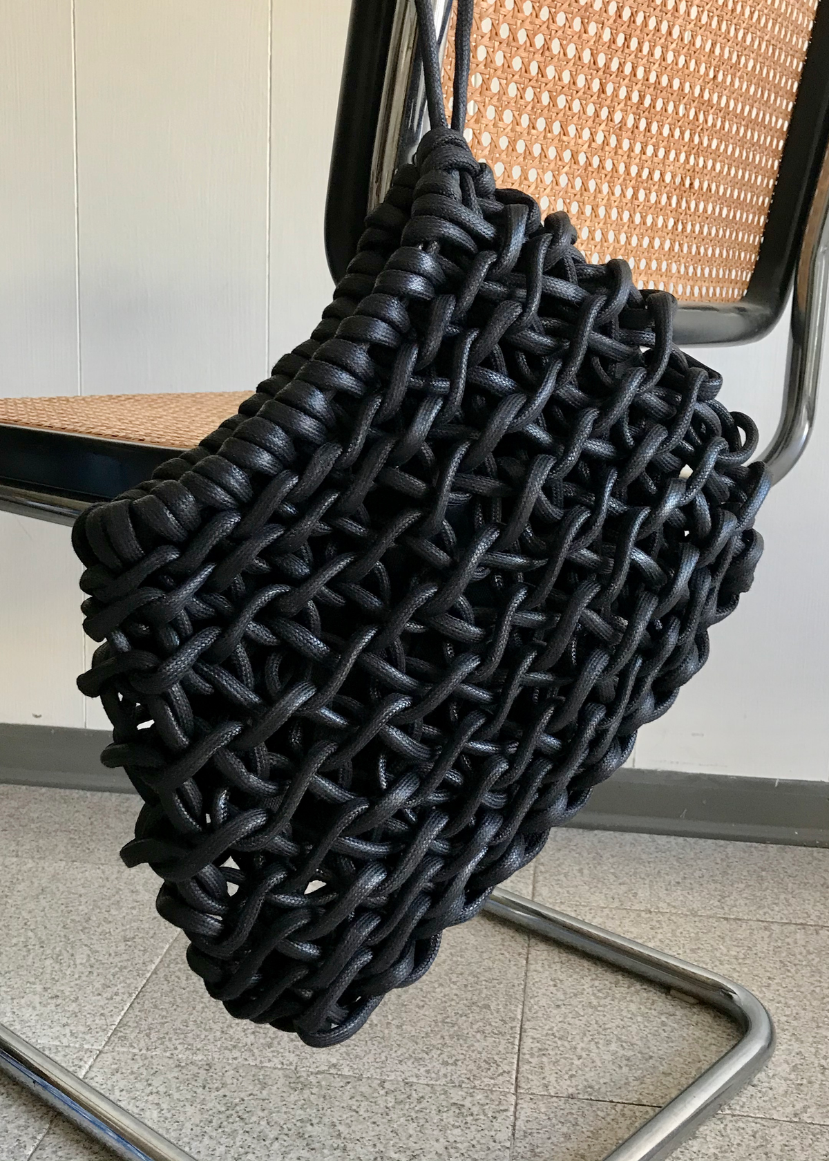 Borsa nera Nora  intrecciata in corda biologica NORABLACK ALIENINA