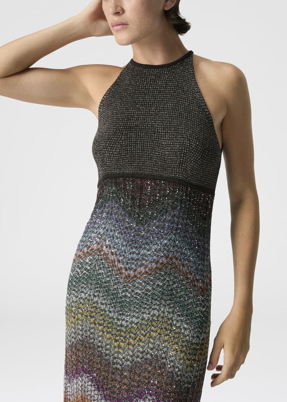 Abito lungo multicolor con scollo all'americana in maglia zig zag con paillettes DS26SG05BC005YS72P0 MISSONI