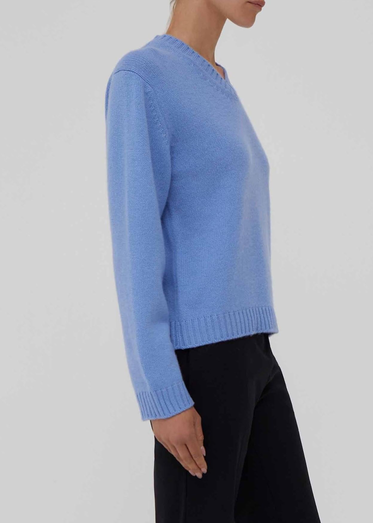 Maglione azzurro a V  in 100% cashmere AM41LIGHT BLUE AMIYA
