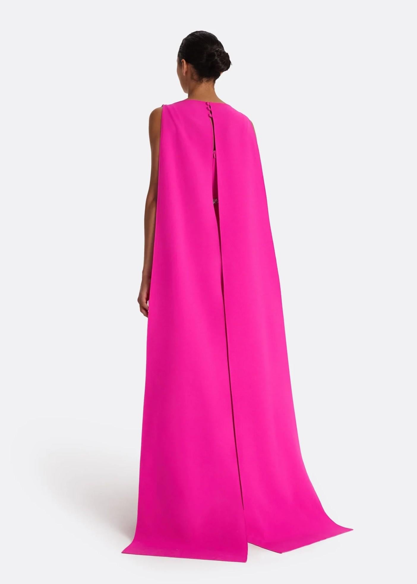 Abito Lungoin crepe color fragola con mantella e ricami Crystal DL714.1E62BE68.1E62HC119 SAFIYAA