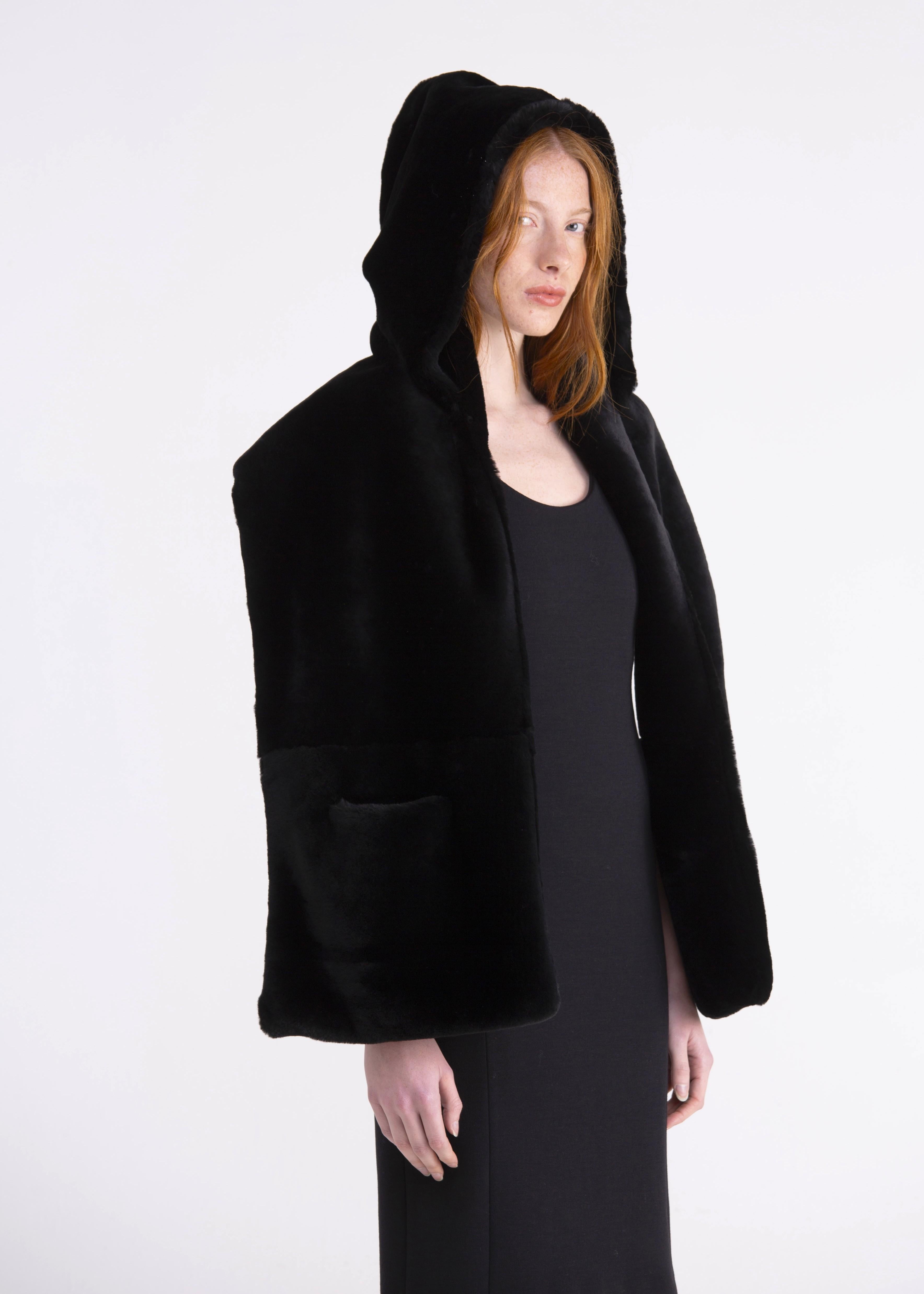 Poncho in shearling nero con cappuccio e tasche SC02NERO GENTE