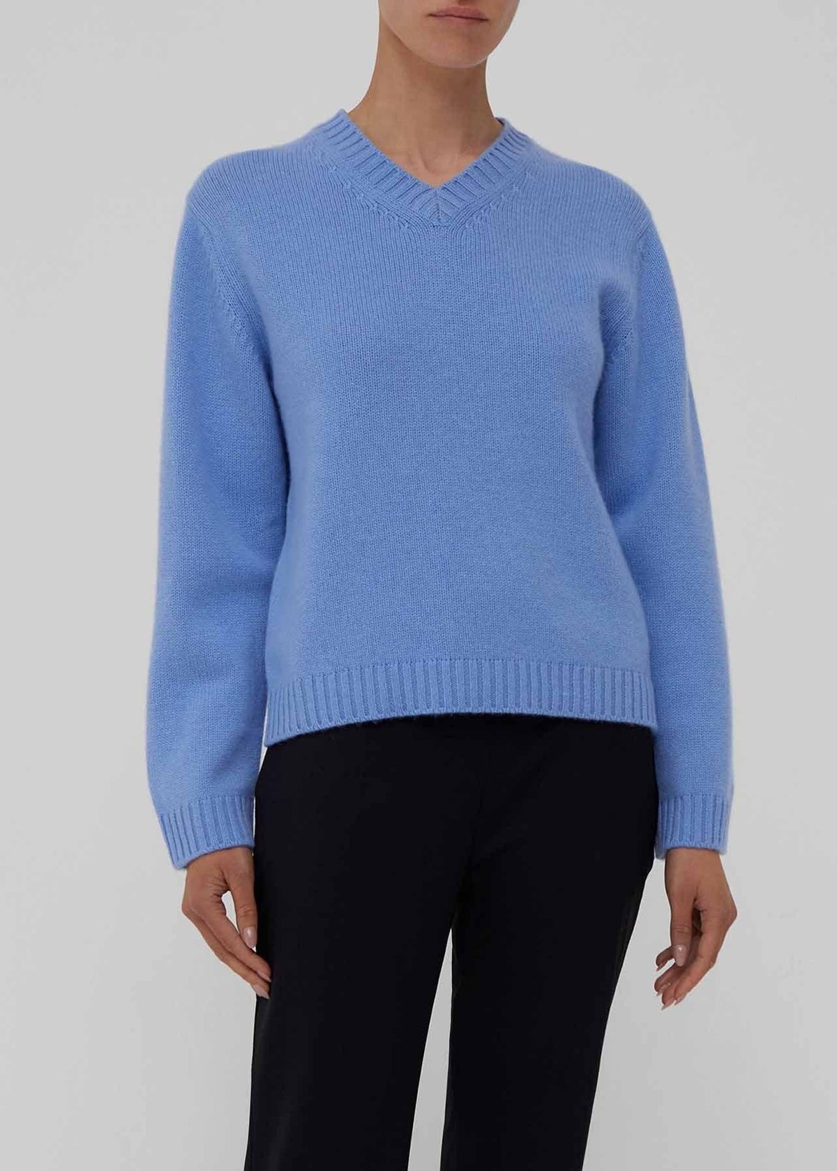 Maglione azzurro a V  in 100% cashmere AM41LIGHT BLUE AMIYA