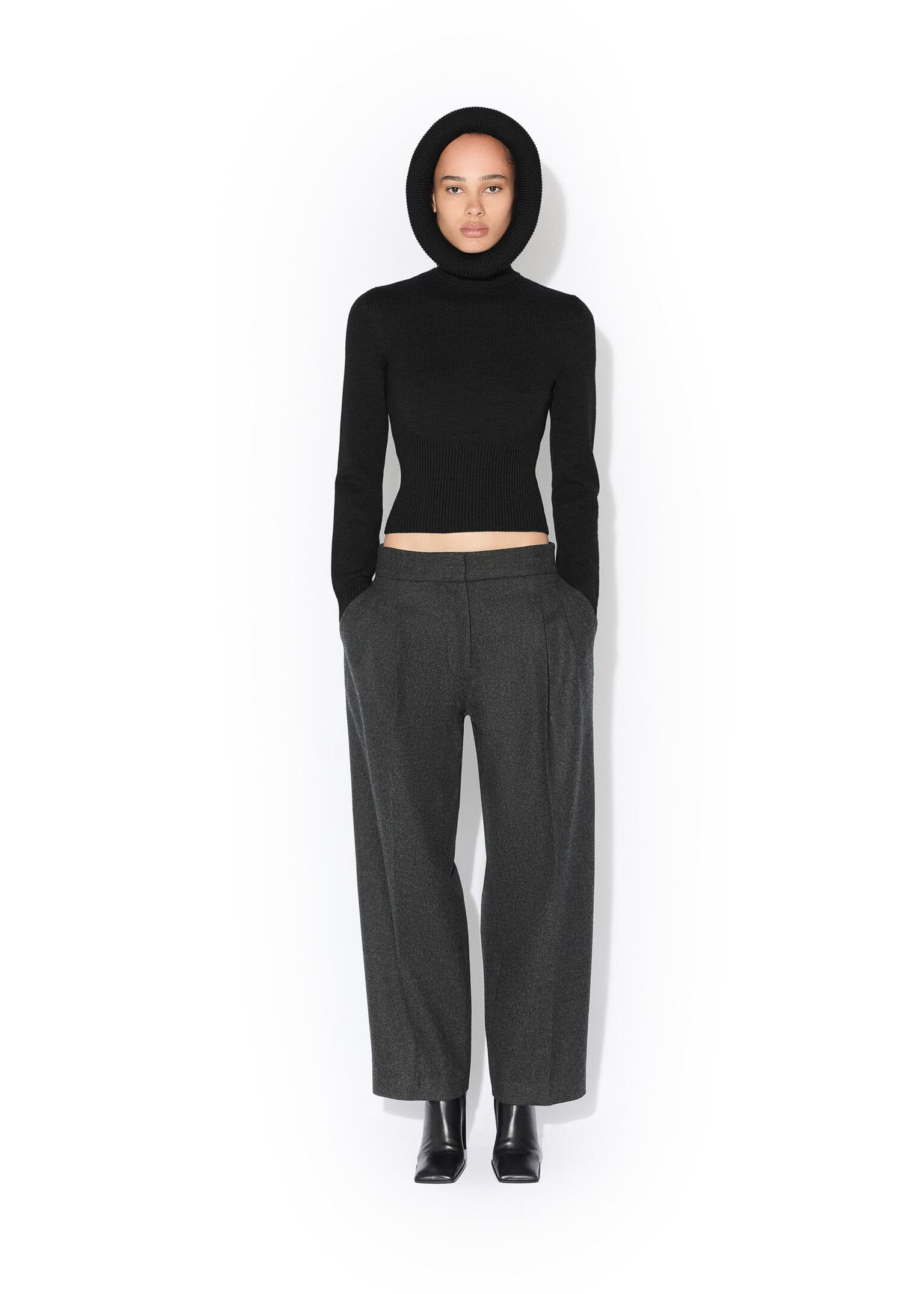 Pullover con cappuccio scultoreo in maglia nero AA9G0071K133B995 ALAÏA