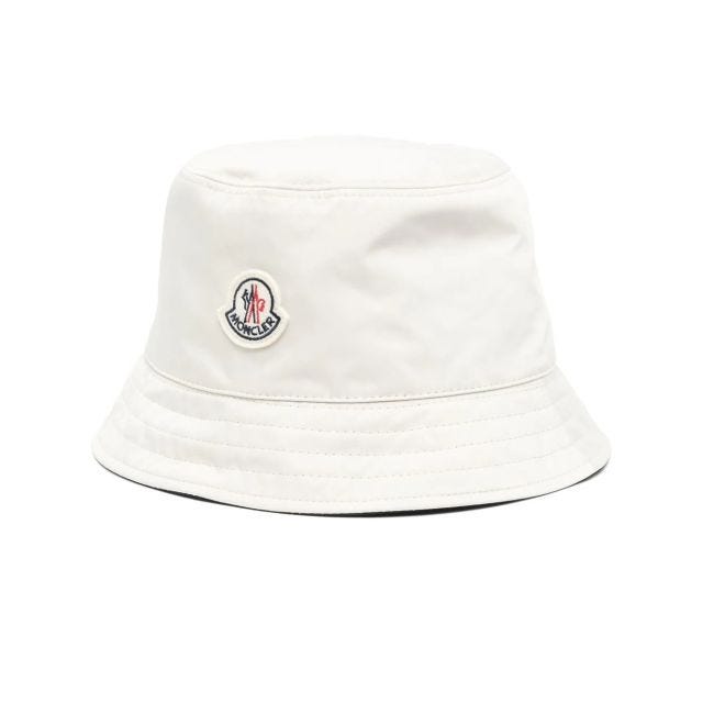 Cappello bucket bianco con applicazione logo